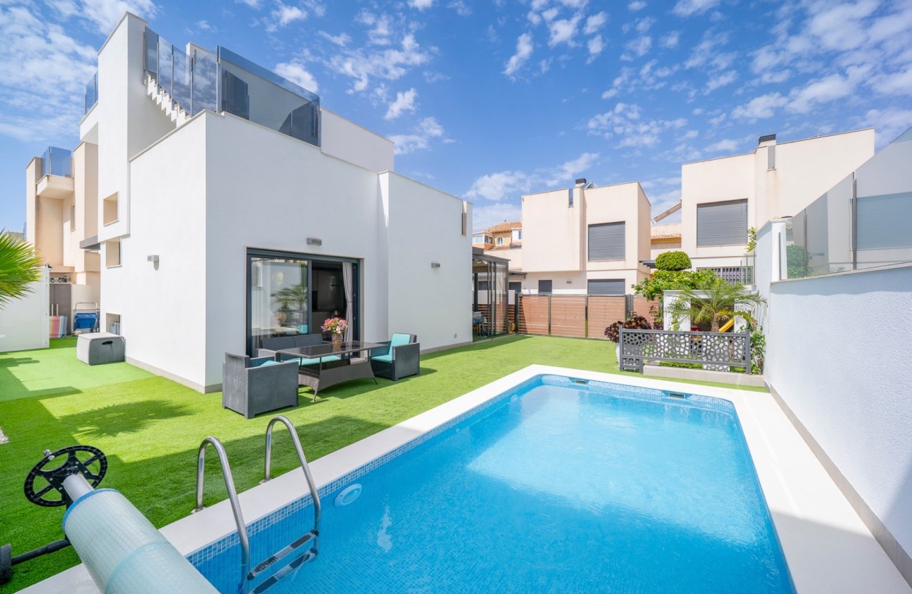 Resale - Villa - Torrevieja