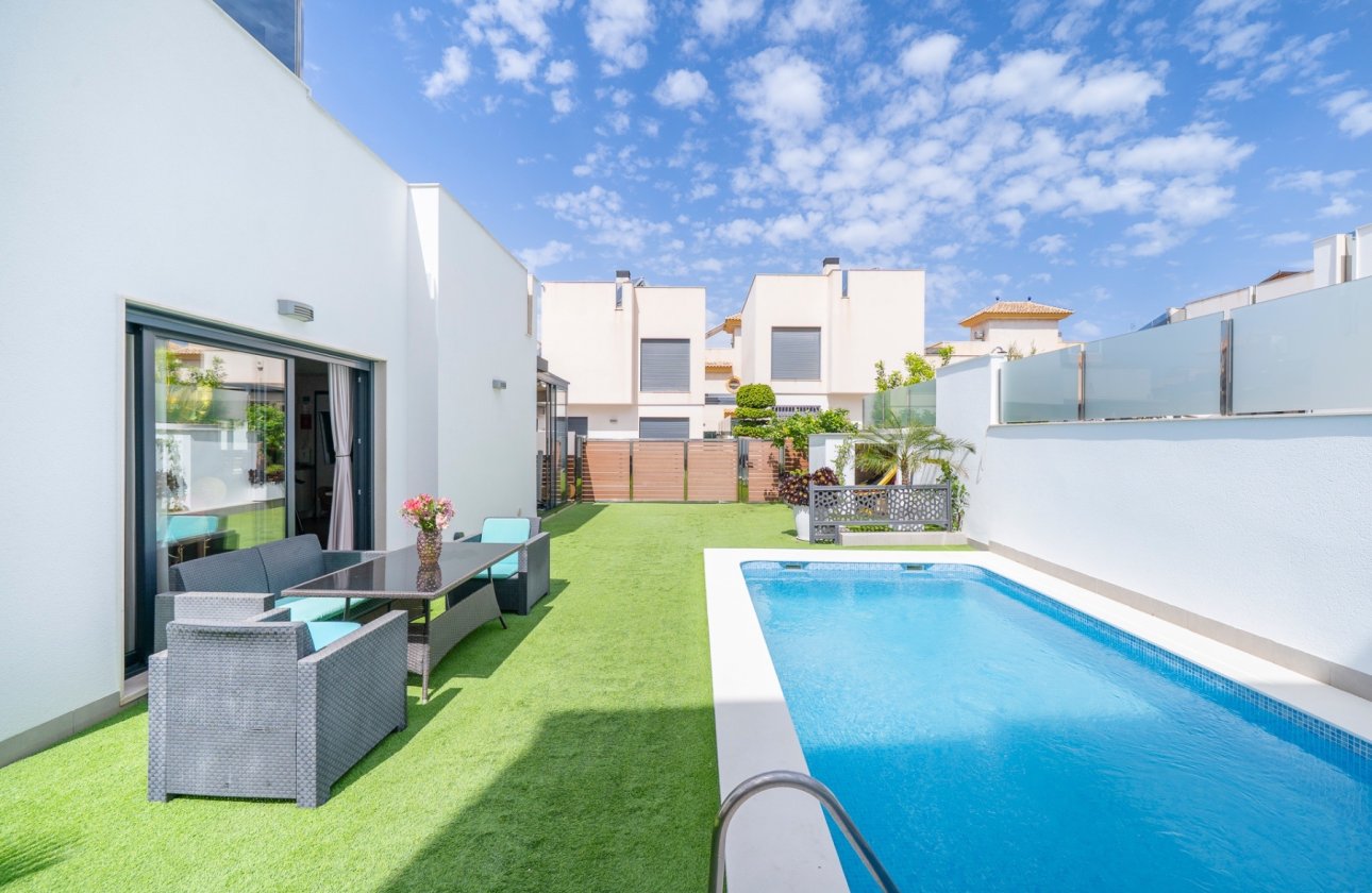 Resale - Villa - Torrevieja