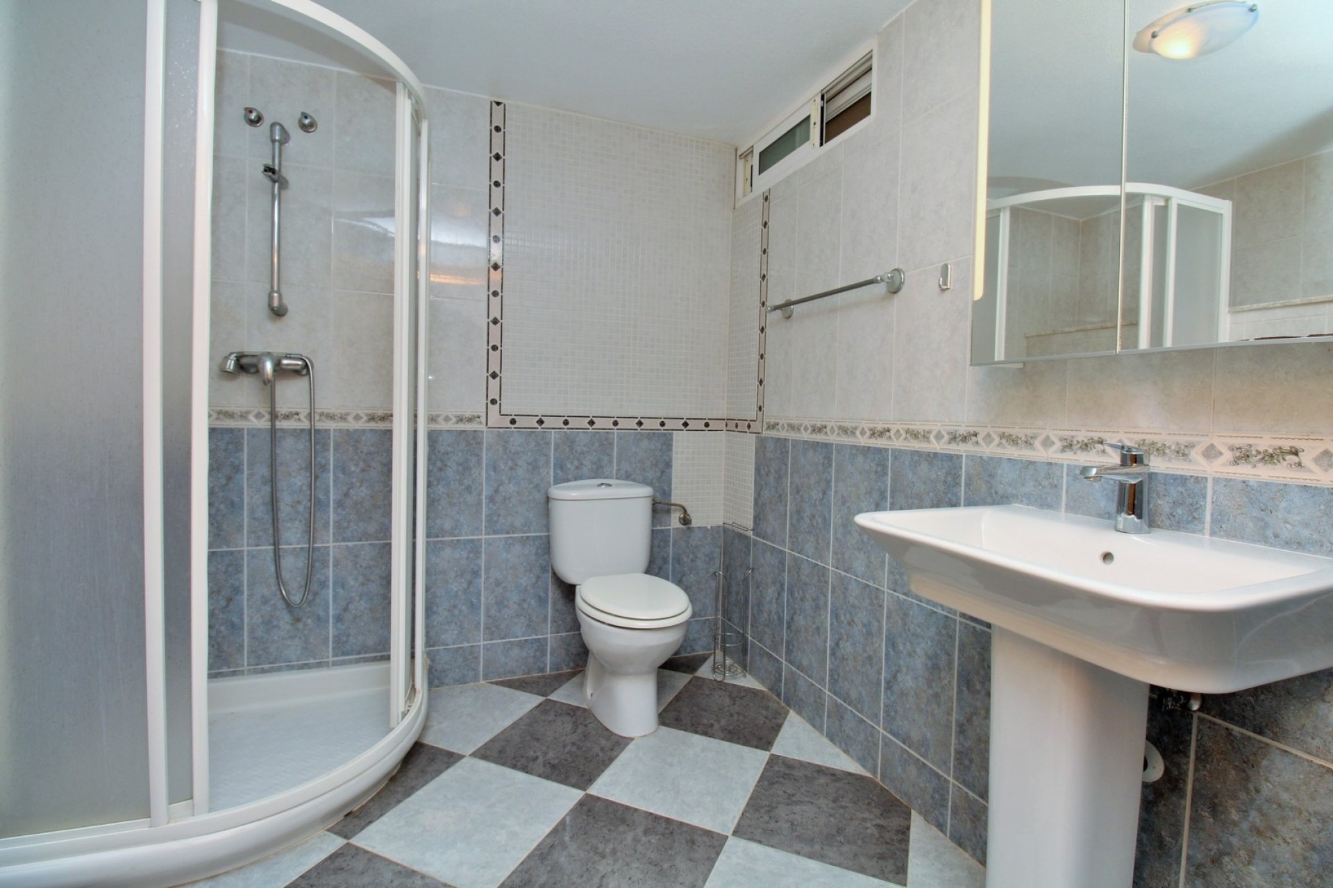 Resale - Villa - Villamartín