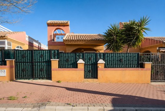 Villa - Återförsäljning - Torrevieja - Aguas Nuevas