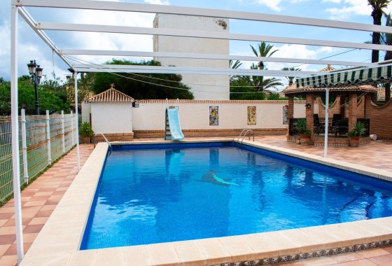 Reventa - Villa - Orihuela Costa - MUY CERCA DE LA PLAYA