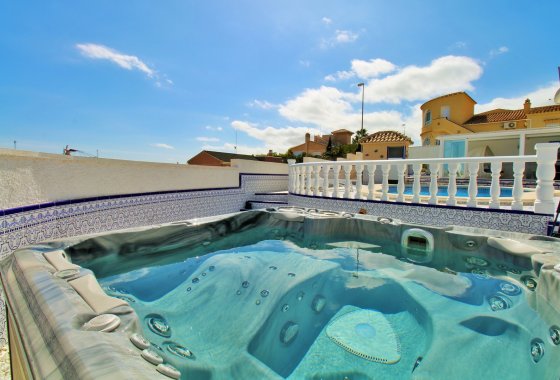 Resale - Villa - Villamartín